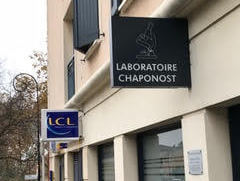 Installation enseigne lumineuse Drapeau- Laboratoire d'analyse Chaponost