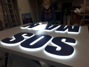 Votre enseigne bloc led à Lyon - Fabrication enseigne lumineuse led - SES Grigny - Rhône - Fabricant d'enseignes