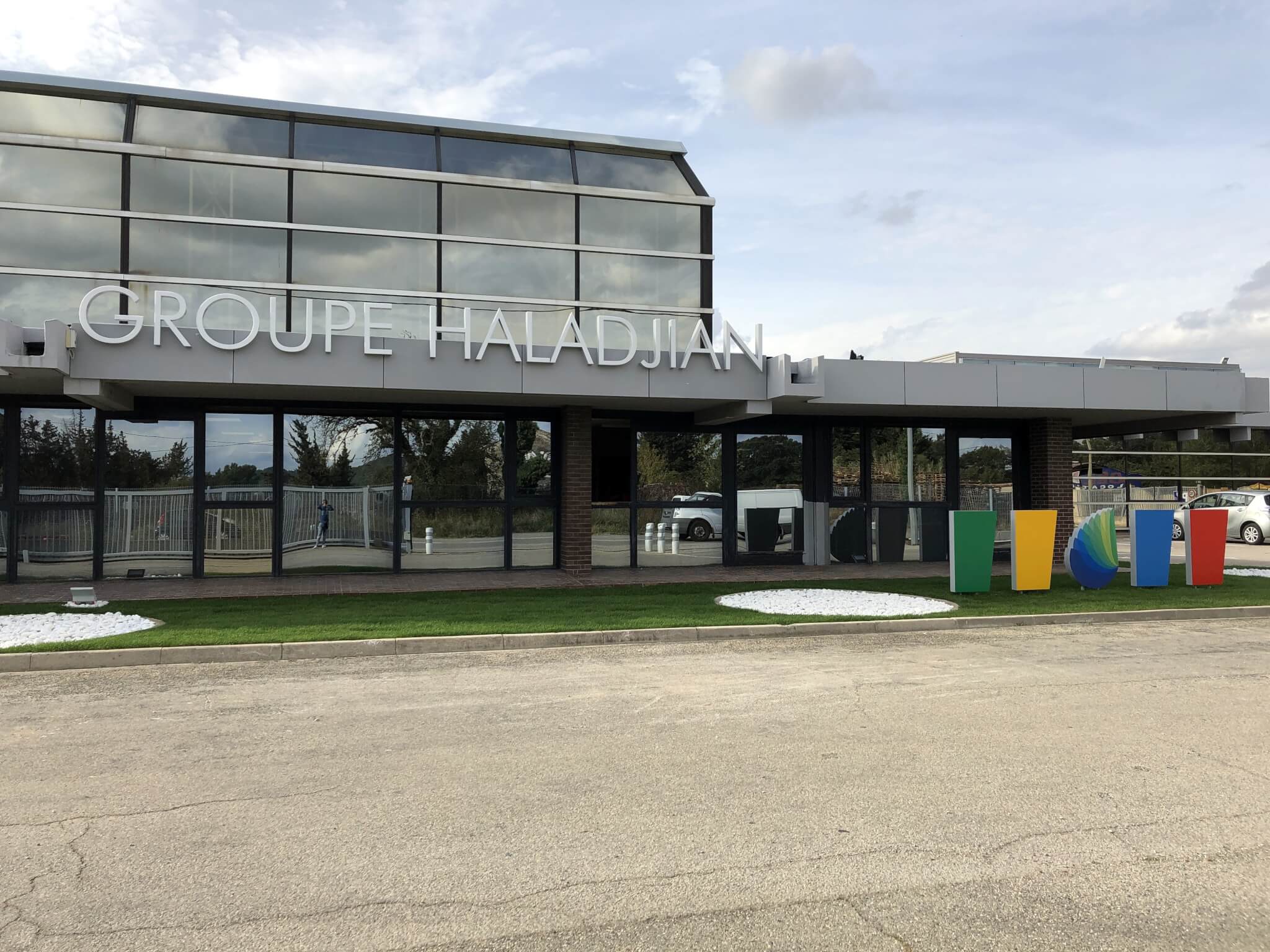 Enseigne et Totems groupe Haladjian Sorgues - Fabrication et installation SES Grigny - Lyon