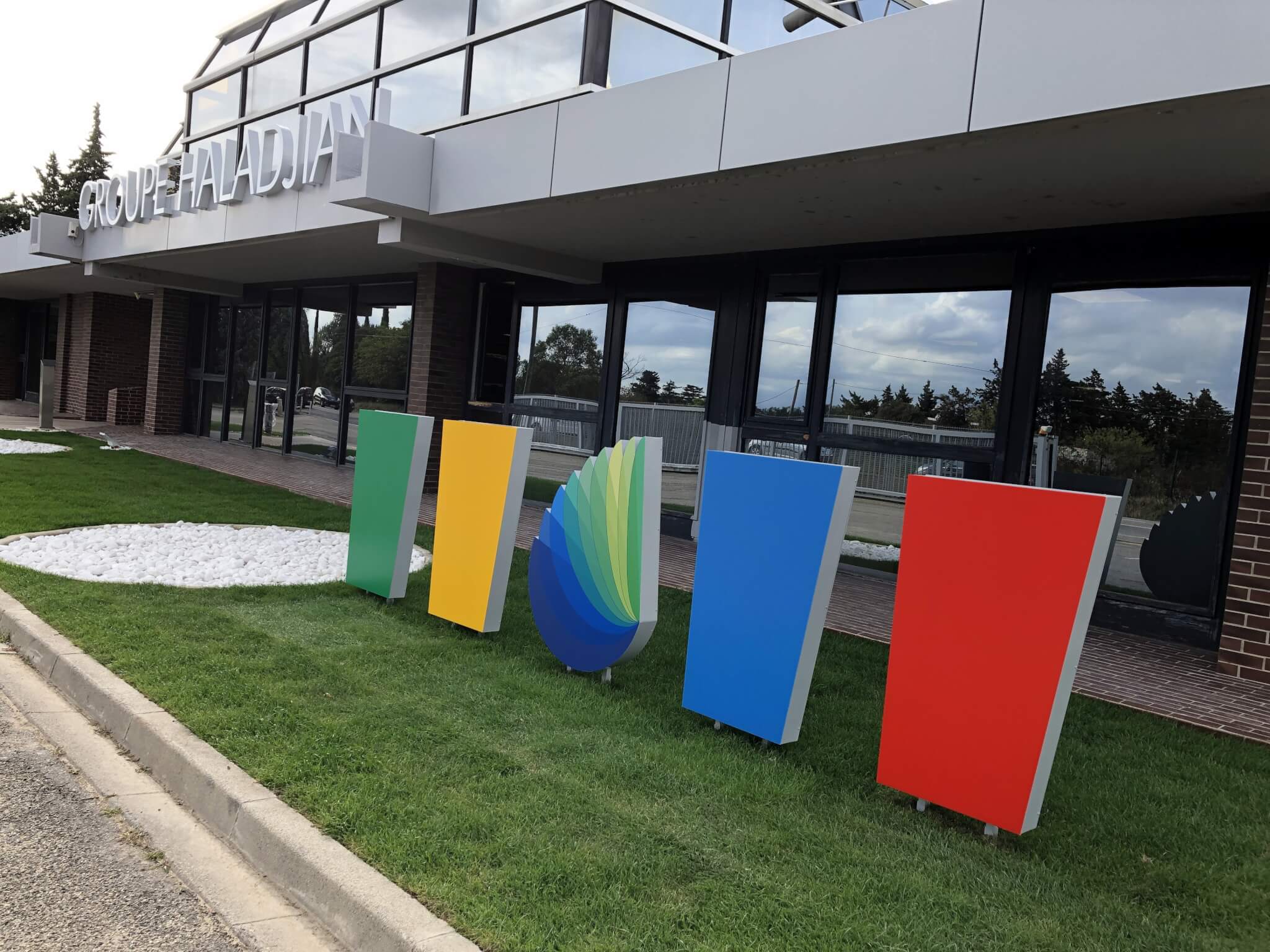 Enseigne Lumineuse Groupe Haladjian et Totems SES Grigny- Lyon