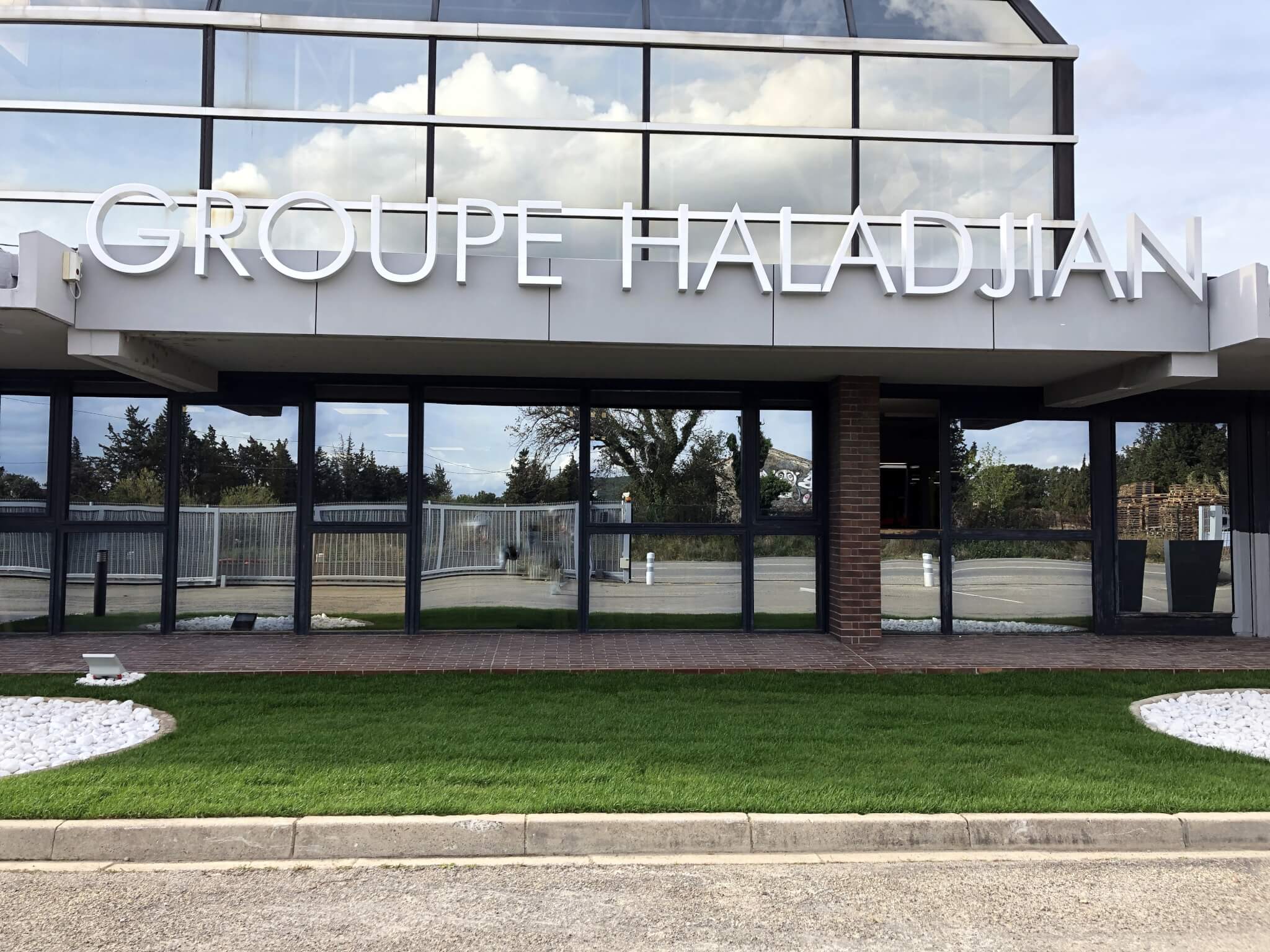 Enseignes lumineuses Lyon SES Grigny pour Groupe Haladjian Sorgues