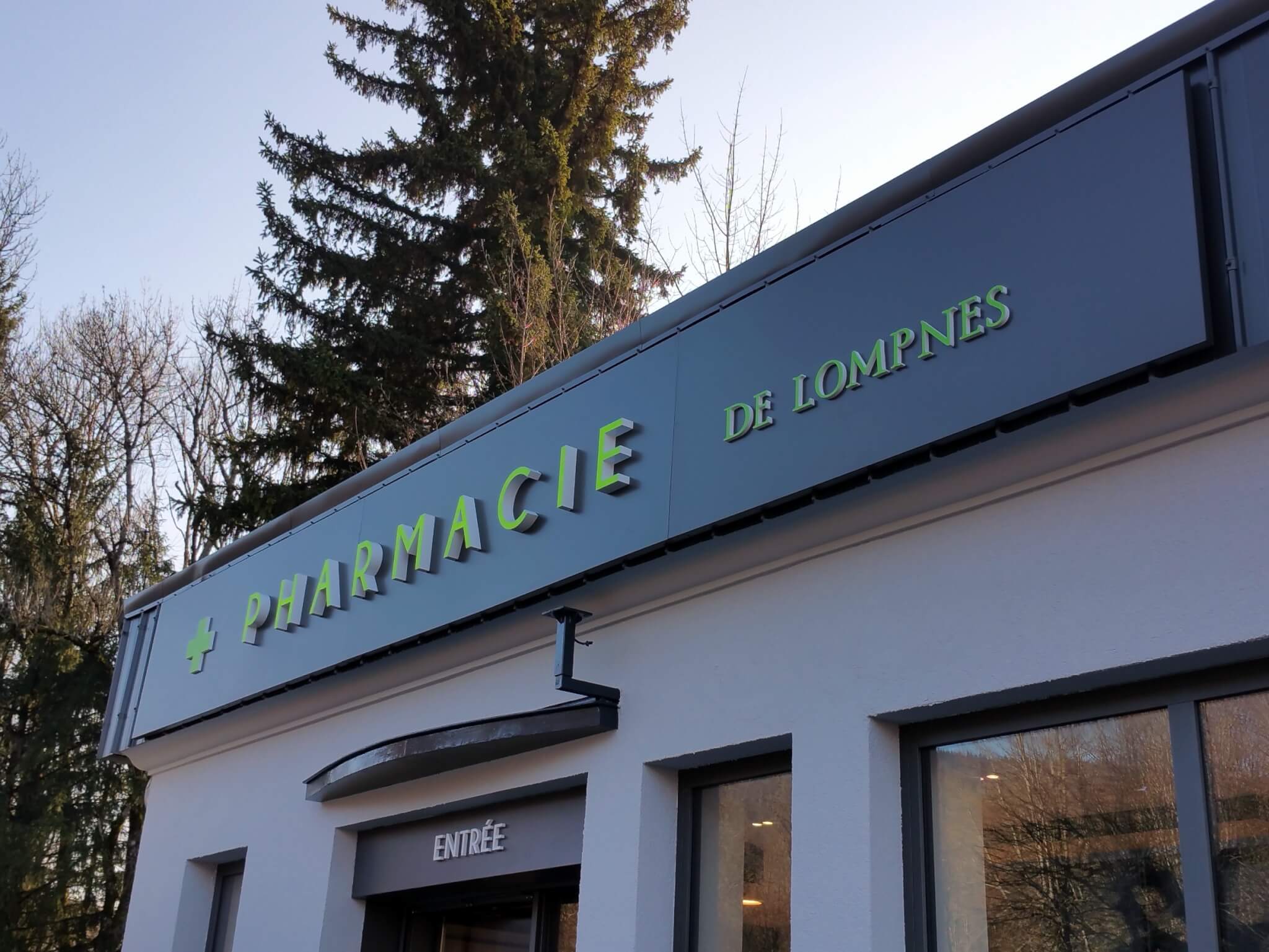 Enseignes Pharmacie de Lompnes- Fabricant et installateur d'enseignes Lyon -SES Grigny