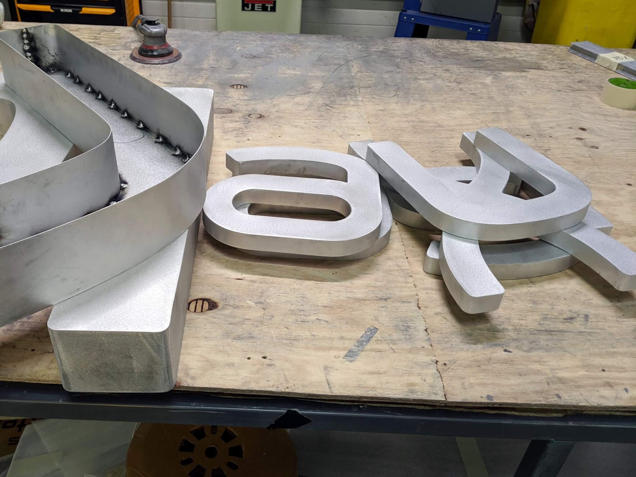 Enseigne Axians - Lettre aluminium avant le laquage -SES fabriquant enseignes sur mesure - Lyon Grigny