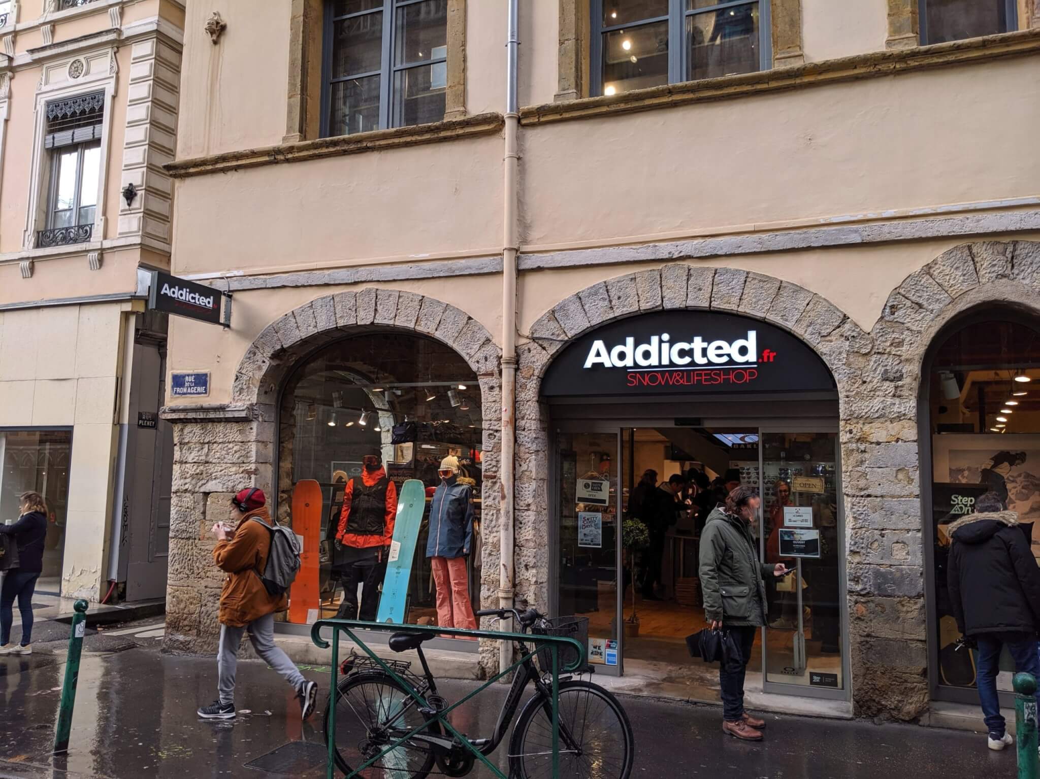 Enseigne Drapeau et caisson lumineux led Addicted Lyon