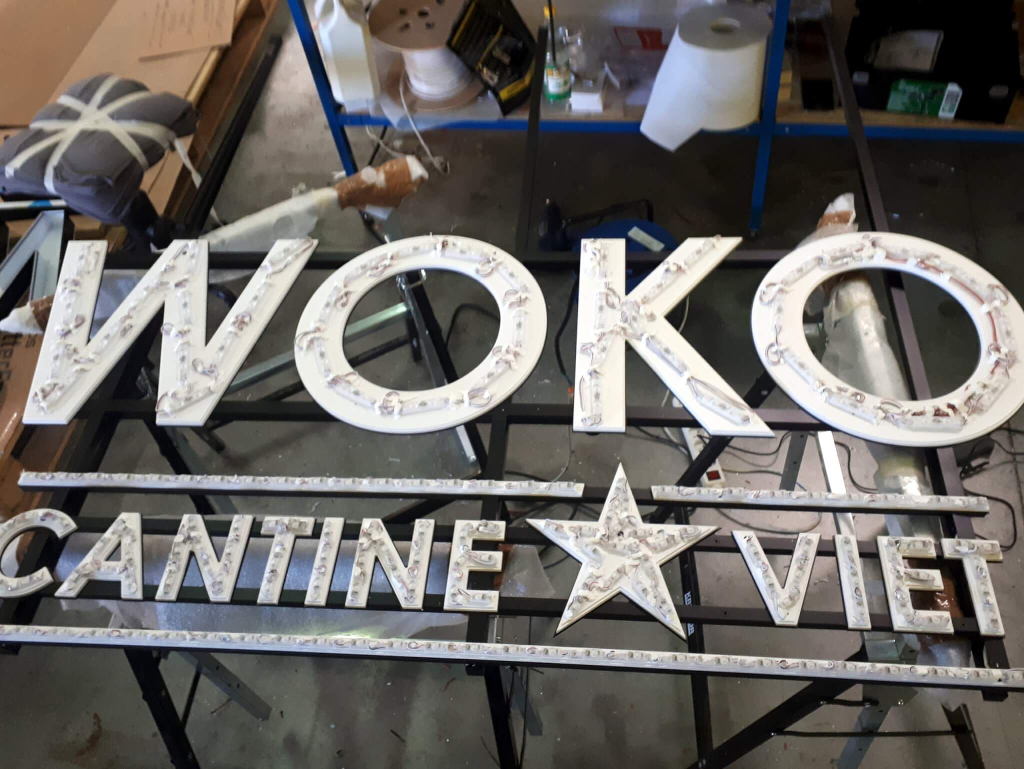 Fabrication enseignes lumineuses Lyon SES Grigny pour Woko