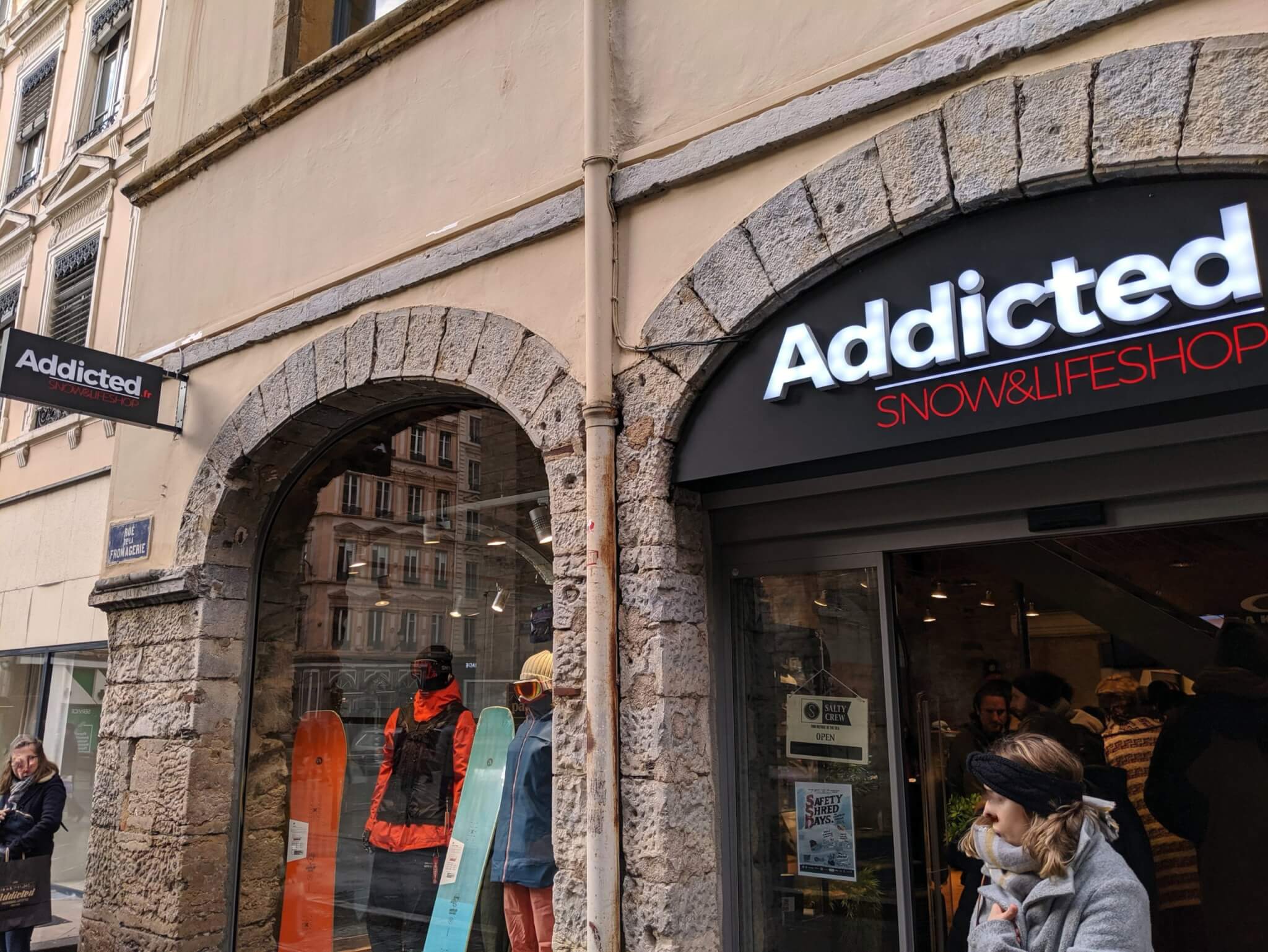 Enseignes drapeau et caisson lumineux led Addicted Lyon - SES Enseigniste Lyon Grigny