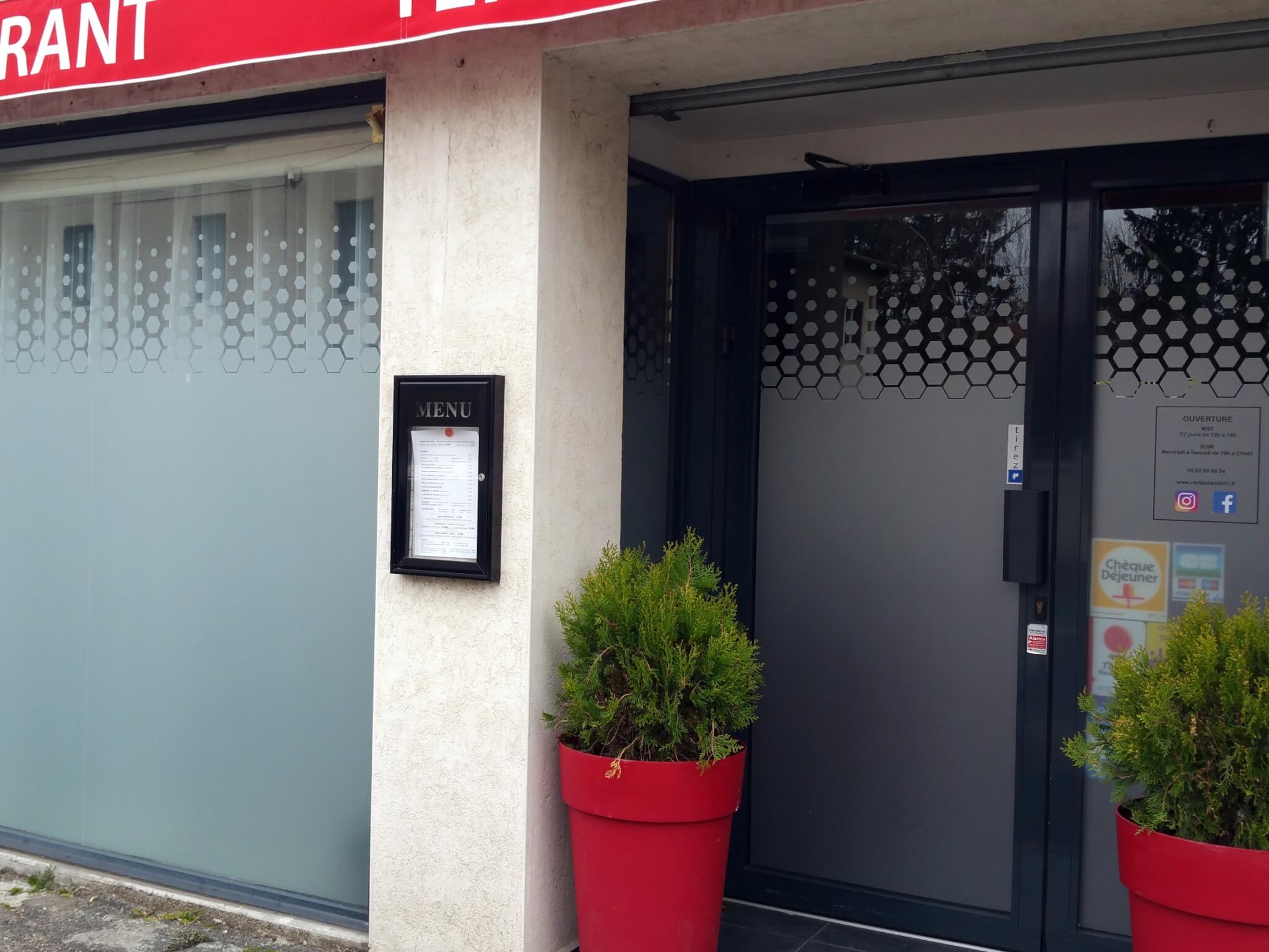 Enseigne Lyon- Adhésif dépoli vitrine Restaurant le 37 - Saint Laurent de Mure- Vitrophanie