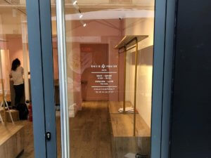 Adhesif-vitrine-Horaires-Boutiques-Envie-de-Fraise-Paris-Rue-de-Levis-SES-Enseignes-Lyon-Enseigniste-fabriquant-et-installateur-denseignes-et-signaletique