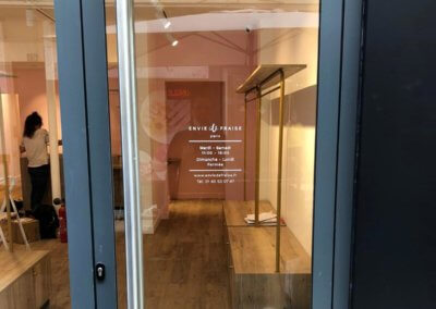 Adhesif-vitrine-Horaires-Boutiques-Envie-de-Fraise-Paris-Rue-de-Levis-SES-Enseignes-Lyon-Enseigniste-fabriquant-et-installateur-denseignes-et-signaletique