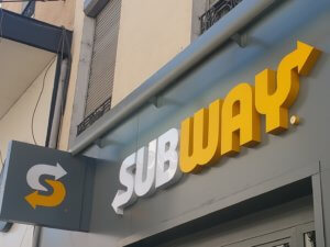 Enseignes Drapeau et enseignes relief lumineuse - Subway Oullins- SES Grigny Lyon -