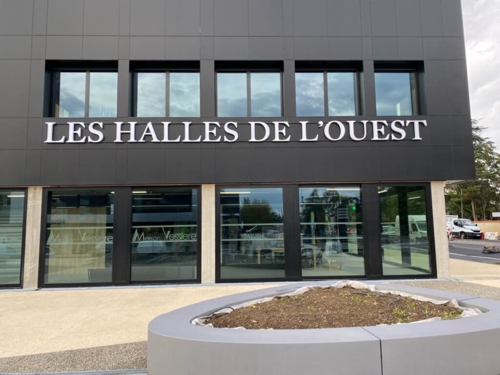 Enseignes lumineuses bâtiment les Halles de L'Ouest
