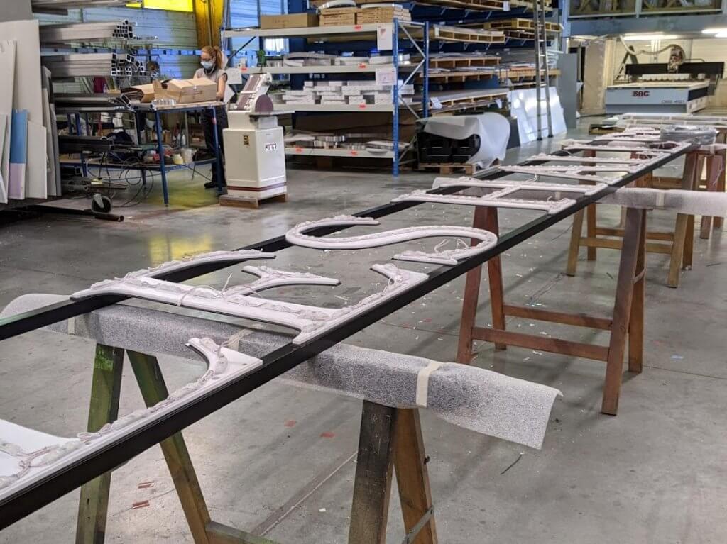 Fabrication des enseignes lumineuses Halles de L'ouest Charbonnières