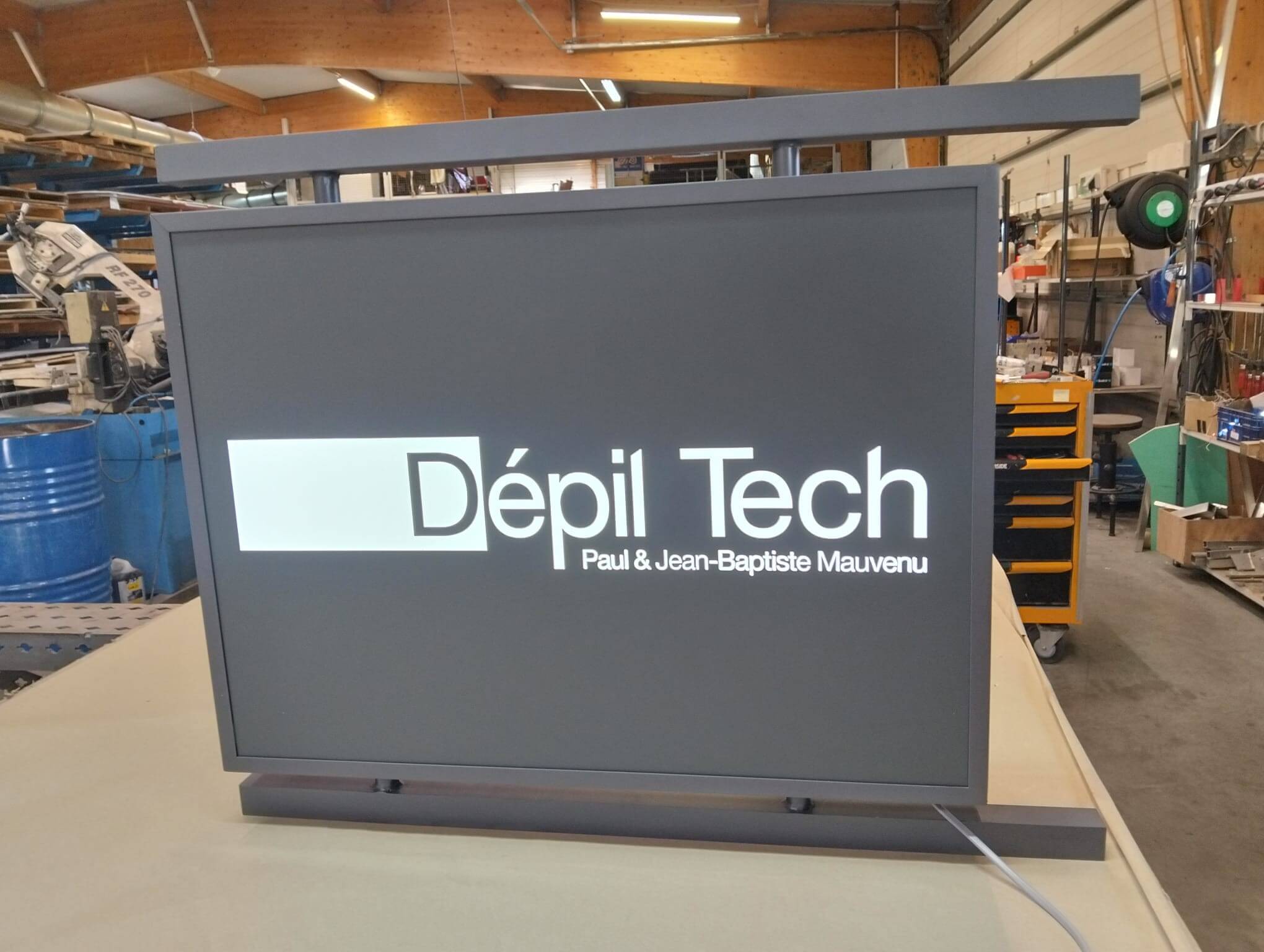 Enseigne drapeau Lumineuse Dépil Tech SES Enseignes et Signalétiques Lyon Enseigne Drapeau lumineuse